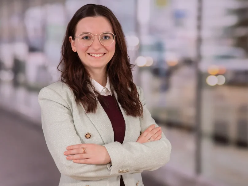 Eine Frau sieht sehr selbstbewusst in die Kamera