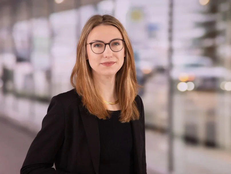 Selbstbewusste Frau auf einem Bewerbungsfoto