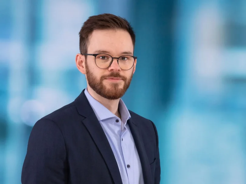 Mann im Anzug posiert für ein Businessfoto