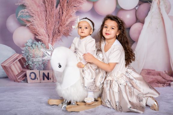 Warmes Familienbild im Studio