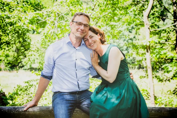 Natürliches Familienfoto im Studio