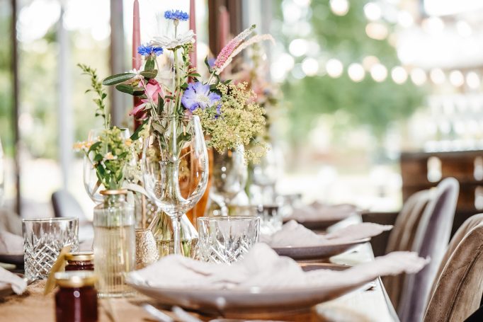 Blumen auf einem Tisch einer Hochzeit