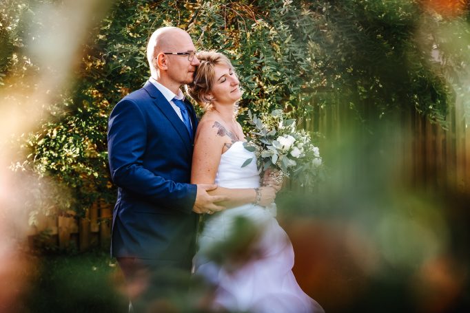 Paar umarmt sich, strahlt vor Glück und Liebe