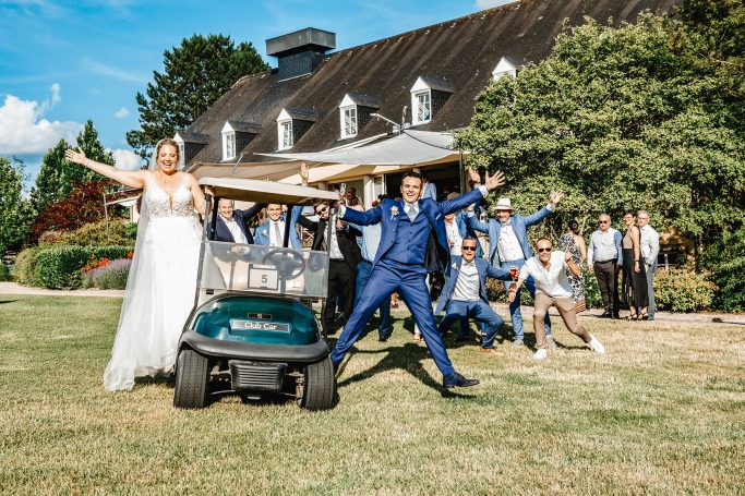 Brautpaar albert herum auf einem Golfplatz