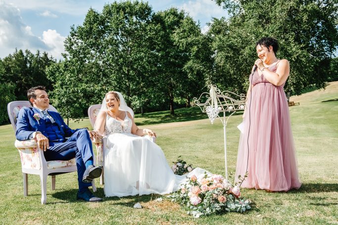 Verliebtes Paar posiert im Garten, lachen herzlich
