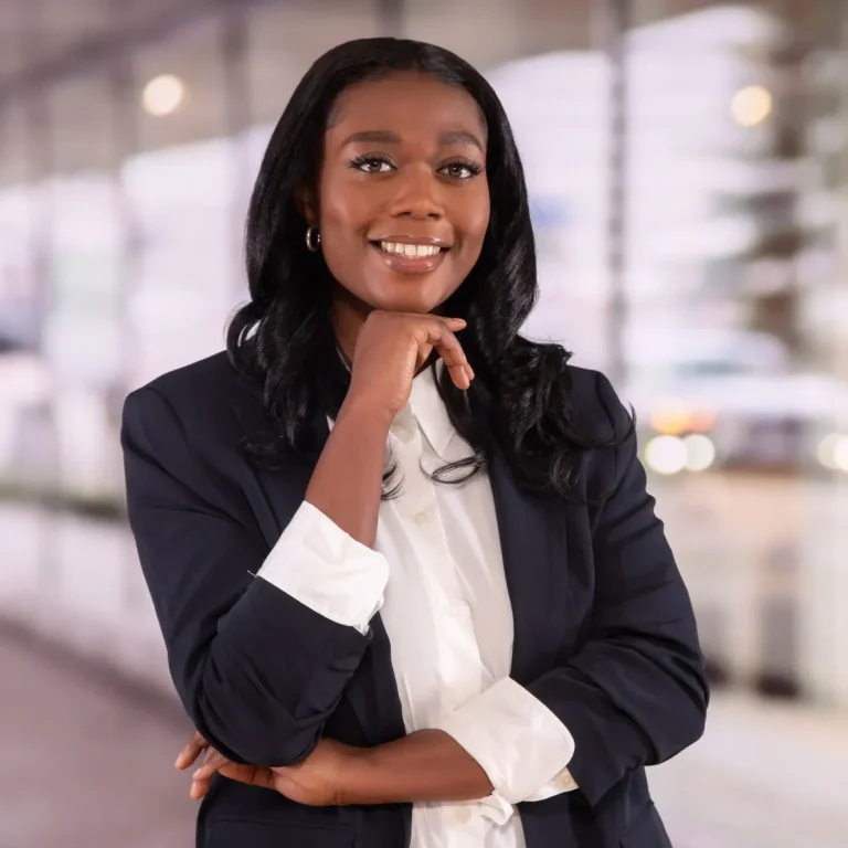 Eine Frau posiert für ein Businessfoto.