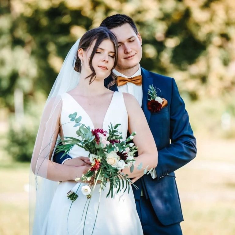 Braut und Bräutigam umarmen sich, glücklich und verliebt.